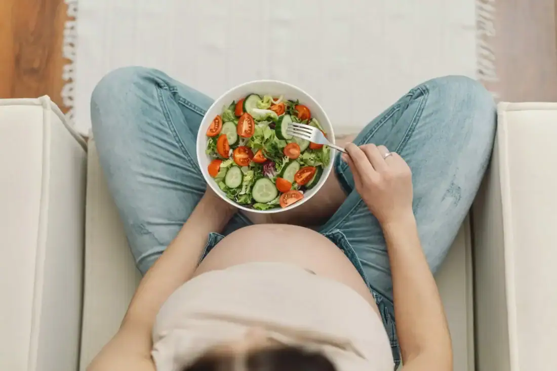 Gezonde salade met groenten en tomaten, vrouw eet voedzaam voedsel, Voedingsadvies.