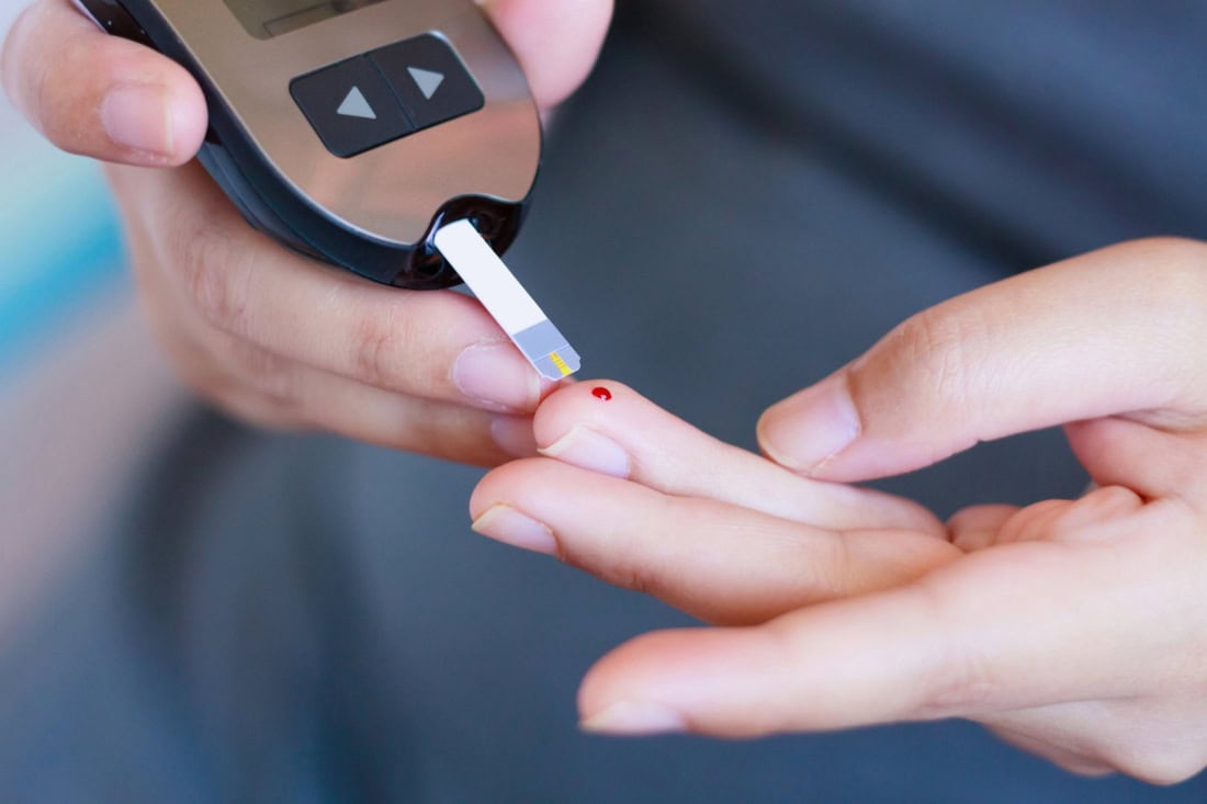 Bloedglucose meten met een glucometer voor diabetes type 2 management.